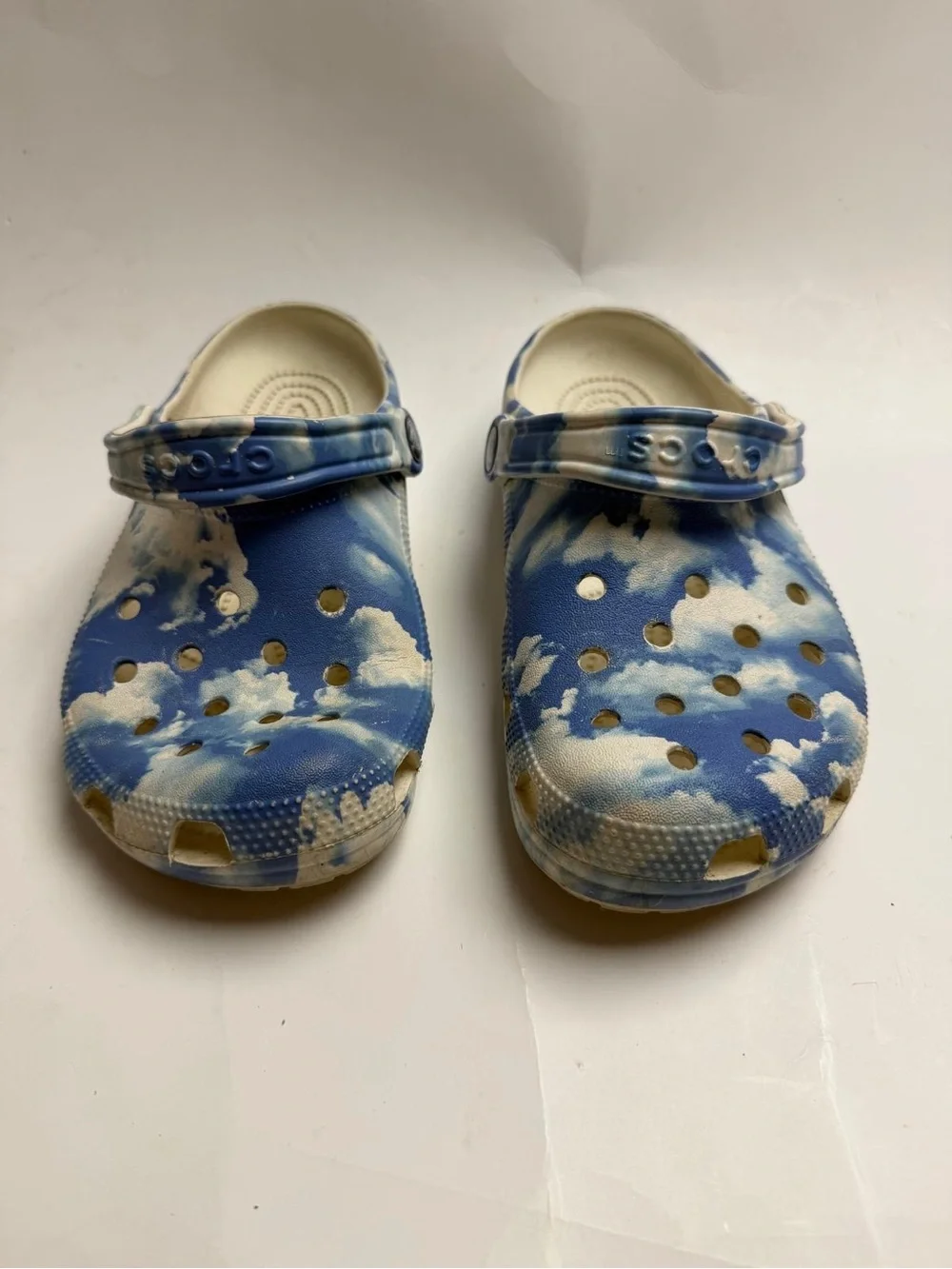 CROCS Kids Tie-Dye Cloud Print Clog in Blue and White